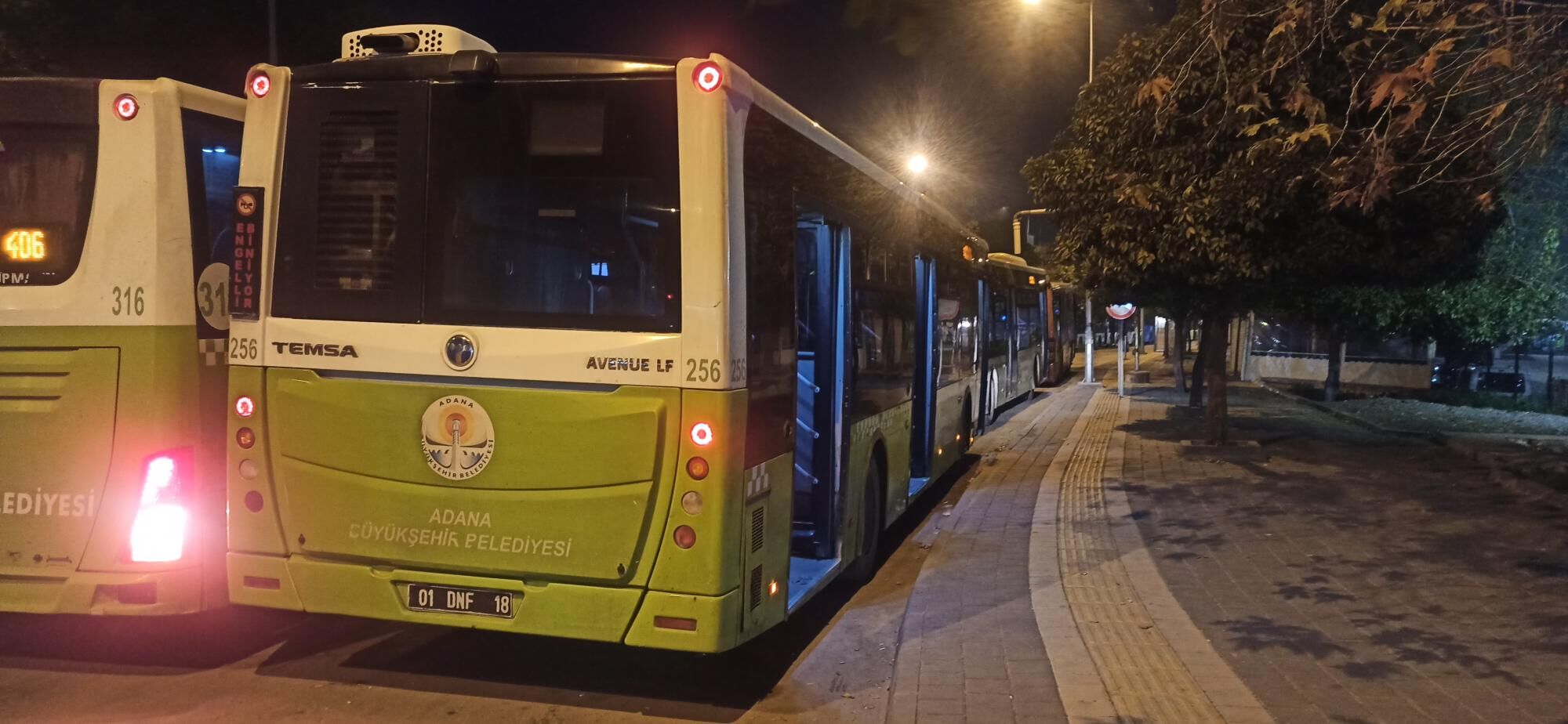 Adana Buyuksehir Belediyesi Belediye Otobuslerinin Otobus Duragini Kapatmasi 1