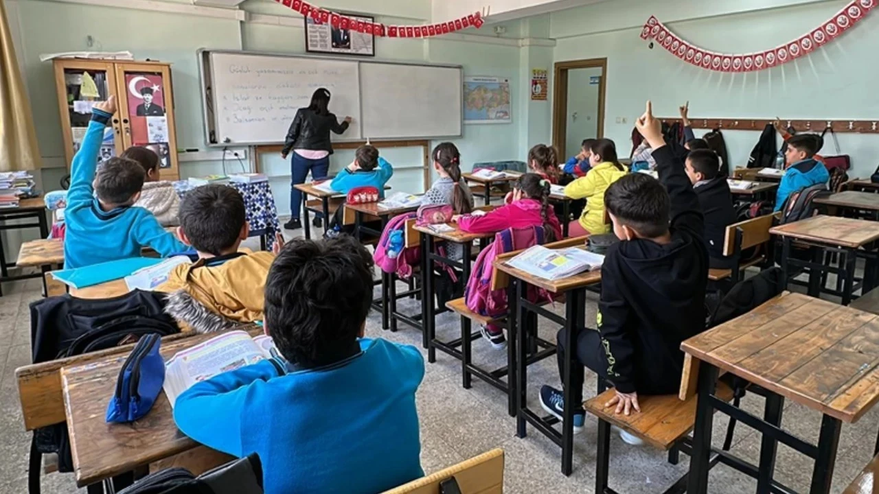 15 Ekim İstanbul'da okullar tatil mi, yarın okul var mı? Valilik açıklama yaptı mı?