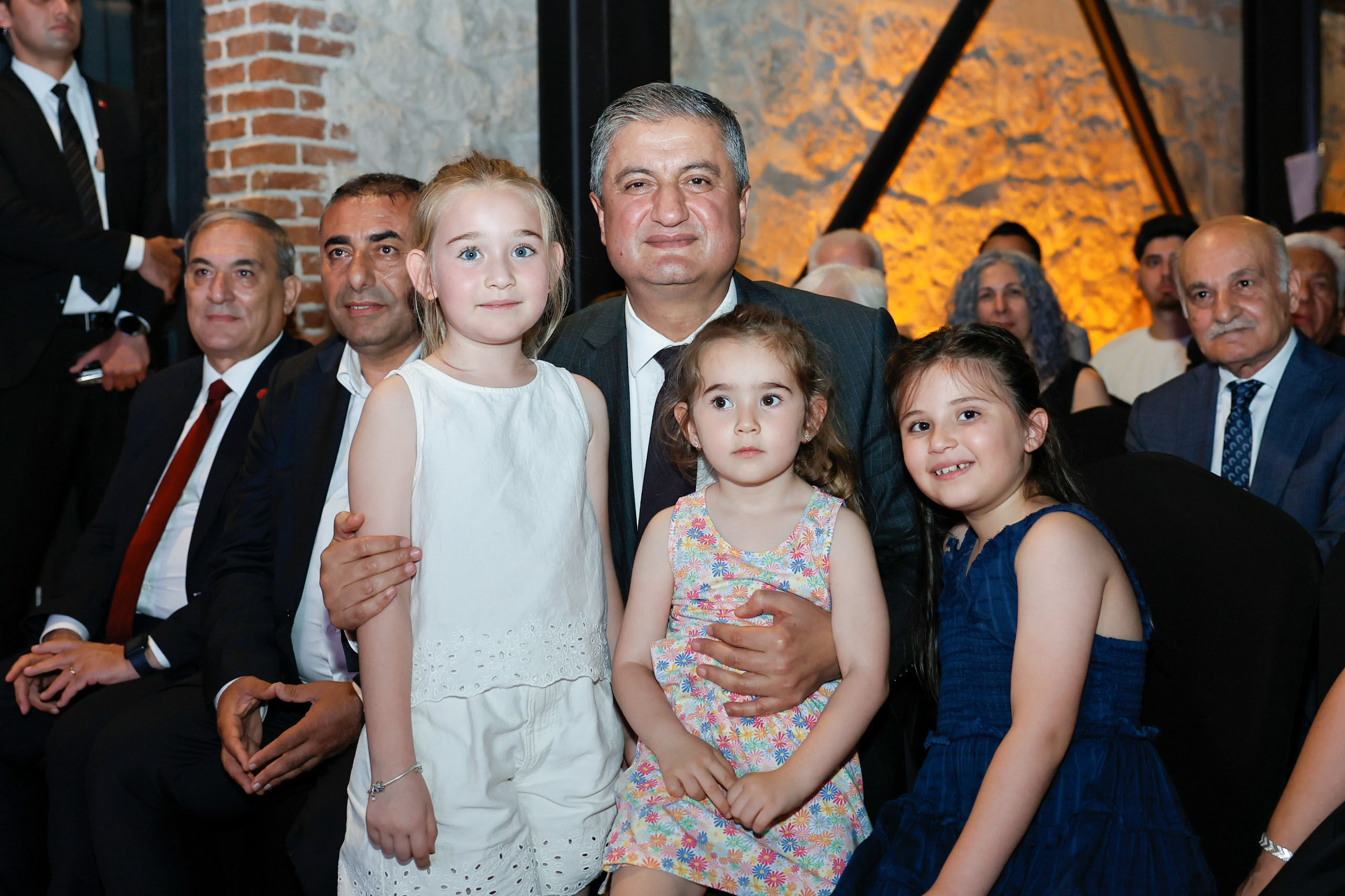 Vali Yavuz, Gecede Çocuklara Ilgi Gösterdi