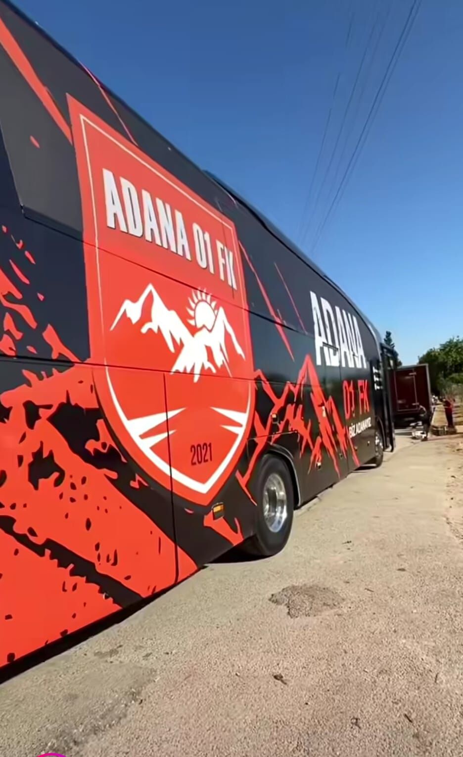 Takım Otobüsü Turuncu-Beyaza Büründü: Adana 01 FK'nın Yeni Yüzü Yollarda