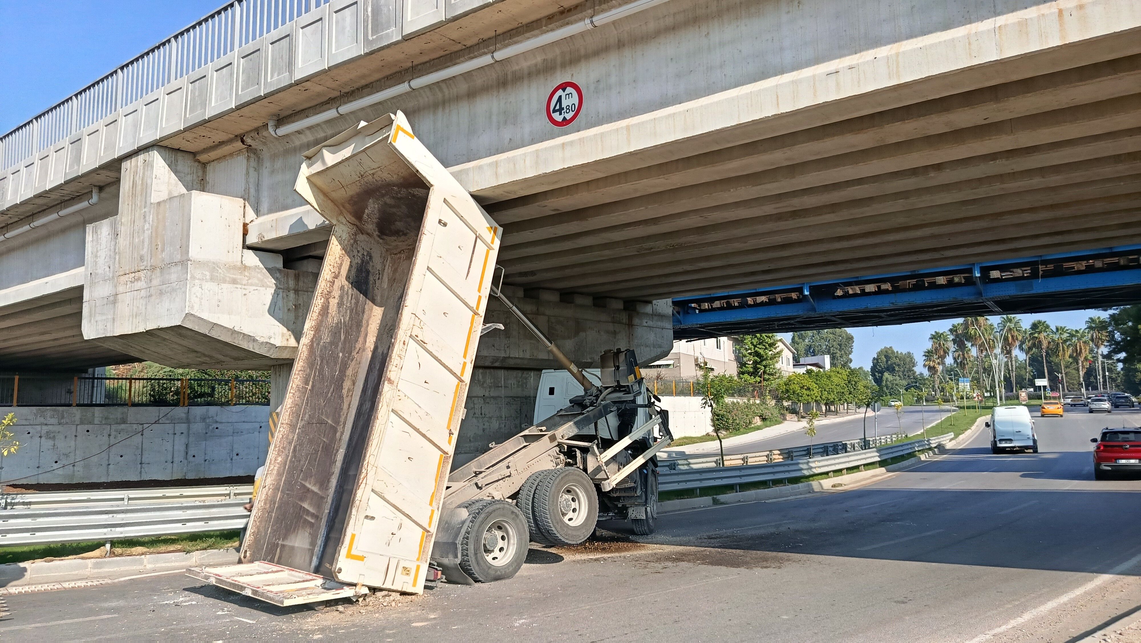 Adana’da Yürekleri Ağza Getiren Kaza! Kamyon Köprüye Takıldı