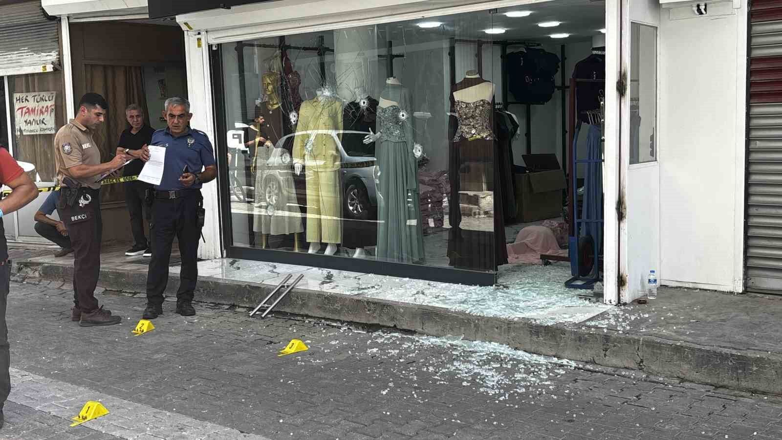 Adana’da İş Yerine Kurşun Yağdırdılar! Cama 9 Kurşun İsabet Etti