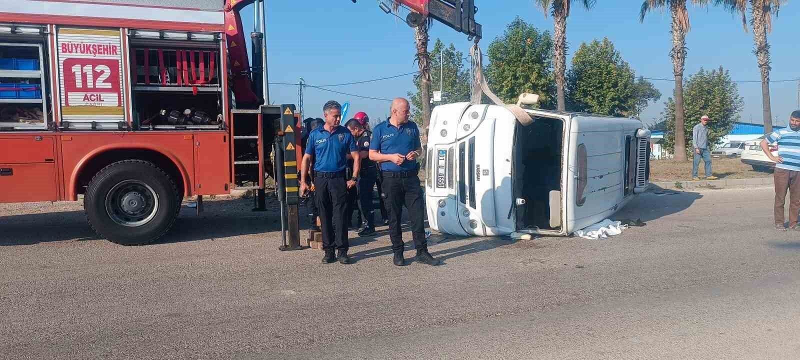 Ceyhan'da Minibüs İle Otomobil Çarpıştı: 1 Ölü, 3 Yaralı