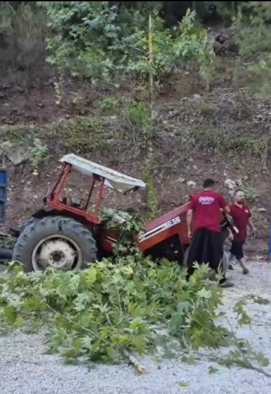Karaisalı’da Faciadan Dönüldü! Hareket Hâlindeki Traktörün Üzerine Kaya Düştü