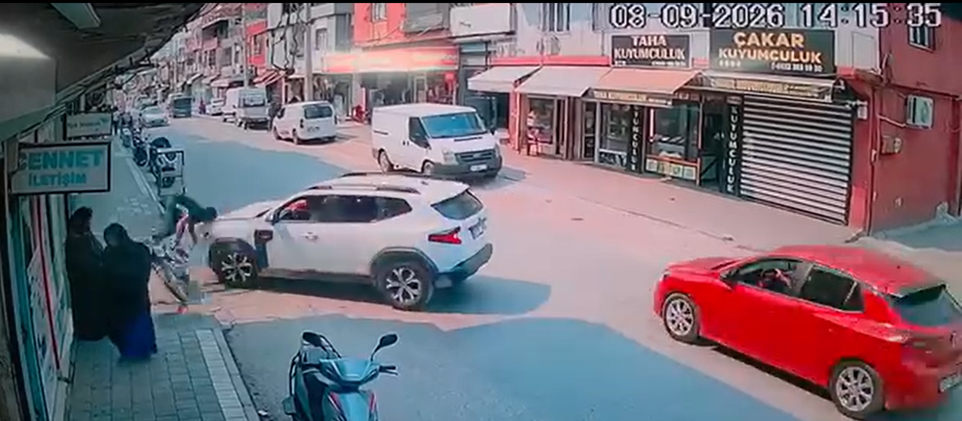 Yüreğir’de Cip İle Motosiklet Çarpıştı: 2 Kişi Yaralandı