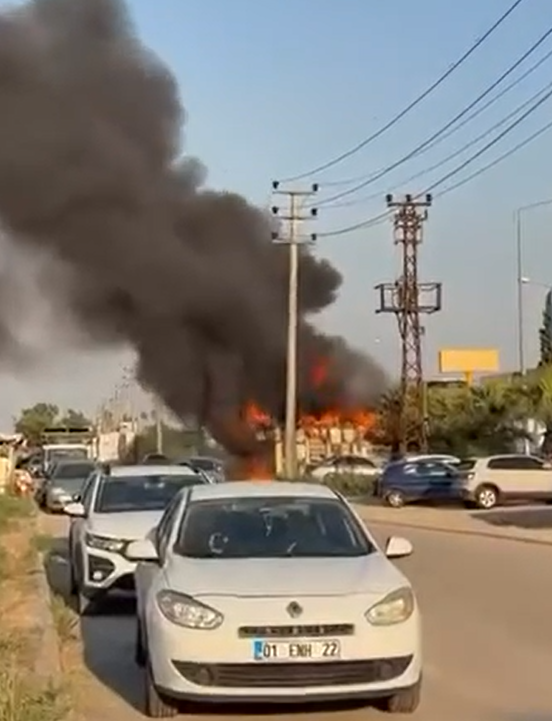 Yüreğir’de Çay Ocağında Yangın Paniği! Girne Bulvarı’ndaki Yangını İtfaiye Söndürdü