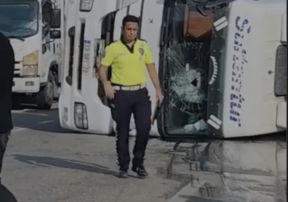 Adana-Ceyhan D-400’de Tır Devrildi: Sürücü Hafif Yaralandı