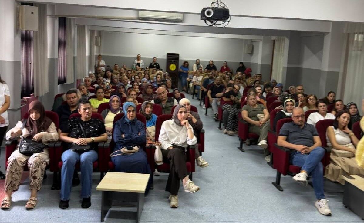Adana’da Velilere Eğitim: Okul-Aile İlişkisi ve Bilinçli Medya Kullanımı Anlatıldı