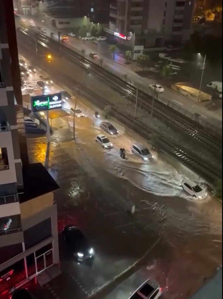 Adana’da Fırtına Hasara Yol Açtı! Çatı ve Güneş Enerjisi Sistemi Yerinden Koptu