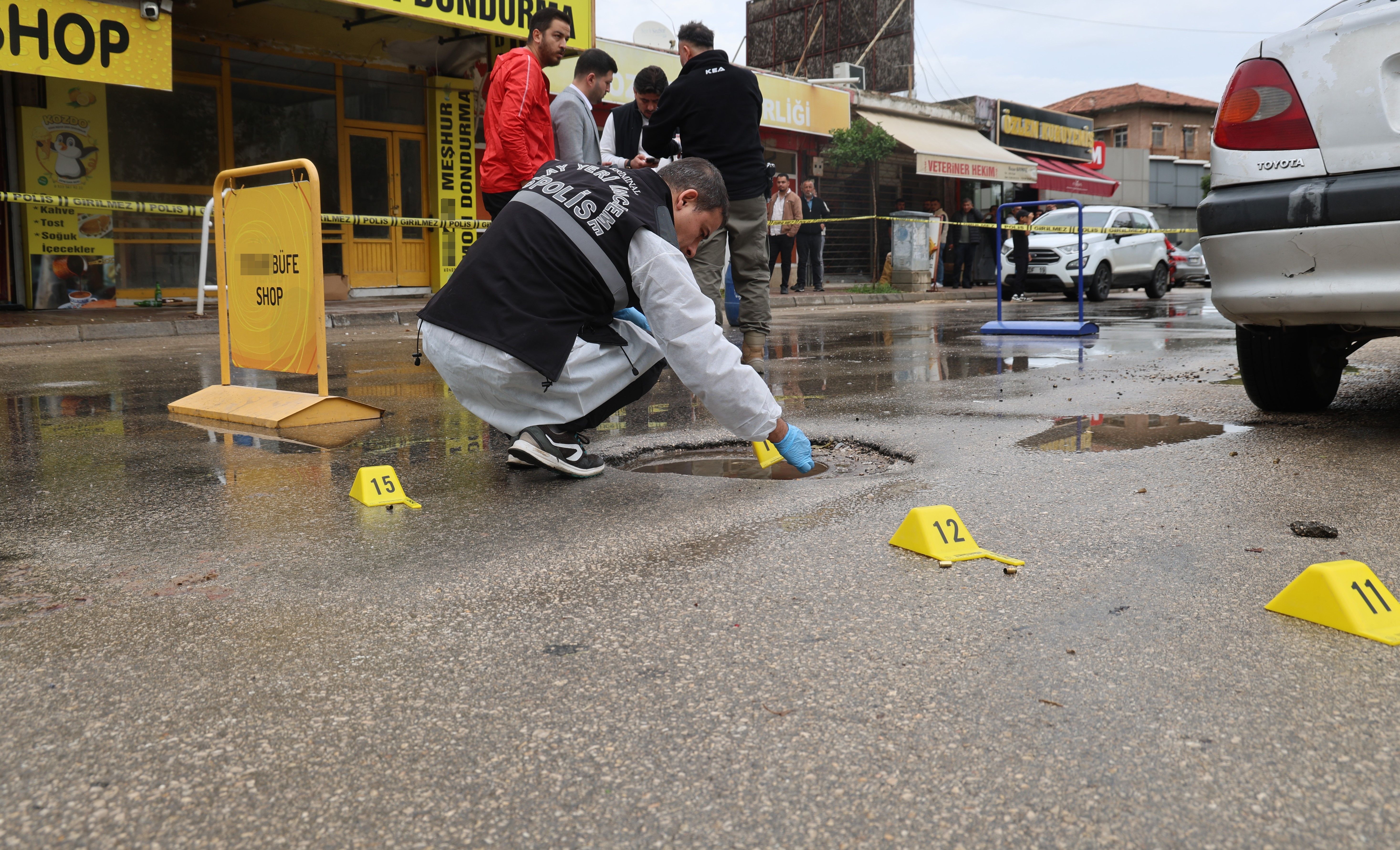 Adana’da Tekel Bayisine Silahlı Saldırı: Bir Şarjör Boşalttı, Geri Dönüp Yeniden Ateş Açtı