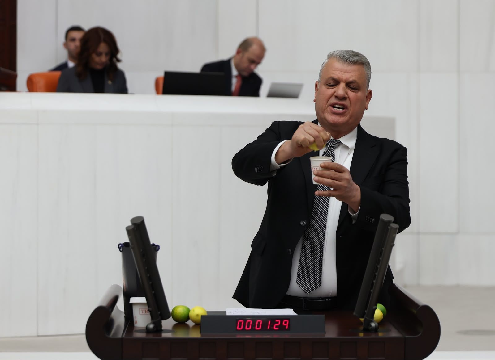 YENİ Parti Milletvekili Ayhan Barut’tan Kürsüde Limonlu Protesto