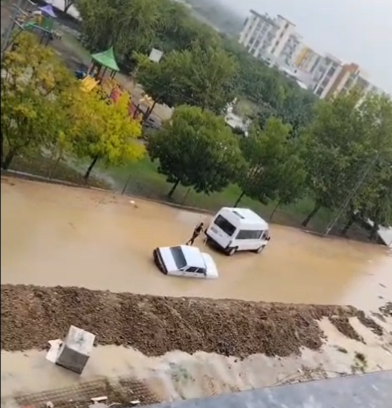 Adana’da Yağmur Sonrası Sokaklar Göle Döndü, Otomobil Suyun İçinde Mahsur Kaldı