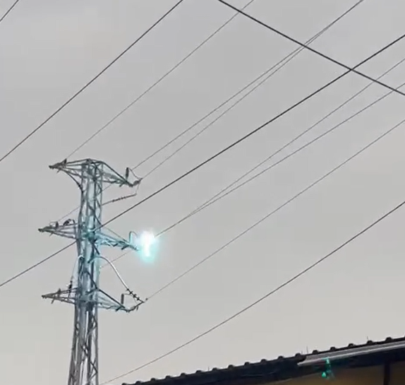 Yüreğir’de Elektrik Direğinde Korkutan Patlama