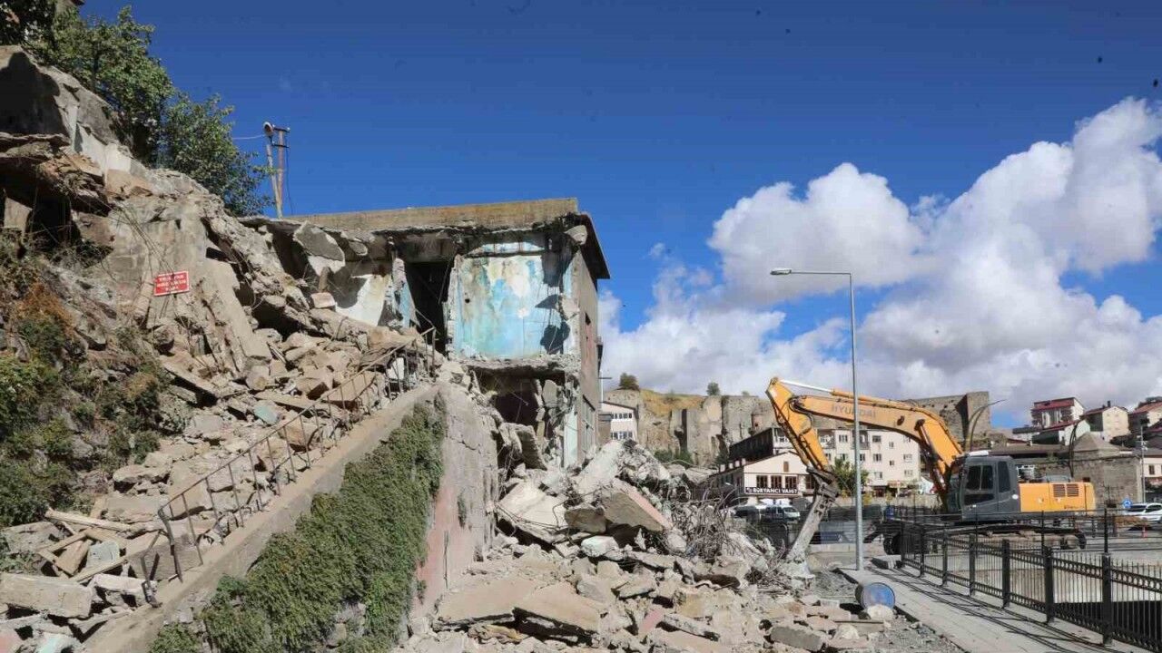 Bitlis’te Metruk Binalar Yıkılıyor