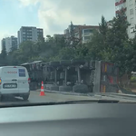 Otobanda Kazanın İzi Hâlâ Yolda! Dün Devrilen Tırın Hâlâ Kaldırılmaması Dikkat Çekti