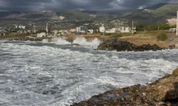 Hatay’da fırtına nedeniyle dev dalgalar oluştu