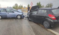 İki Otomobil Kafa Kafaya Çarpıştı: 6 Yaralı