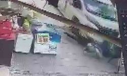 Adana’da Minibüs Kaldırıma Çıktı: 2 Yaya Yaralandı