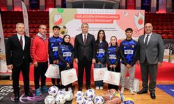 Adana'da 10 Bin Spor Malzemesi Gençlerle Buluştu!