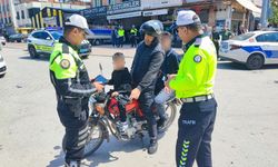 Adana Trafik Uygulamasında Hem Ceza Hem Sevgi: Polis Minik Kalpleri Kazandı