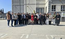 Fırtınaya Meydan Okuyan Çocuklar! Atatürk Büstünü Böyle Korudular