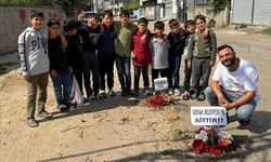 Adana’da Çukurlara Çiçekli Protesto! Gençlerden Belediyelere Tepki