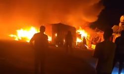 Adana’da Korkutan Yangın: 3 Konteyner ve 4 Çadır Kül Oldu