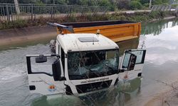 Adana’da Korku Dolu Anlar! Kontrolden Çıkan Tır Sulama Kanalına Uçtu