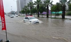 Meteoroloji Uyardı, Yağış Geldi: Adana’da Sokaklar Su Altında Kaldı