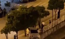 Mavi Bulvar’da Kaza: Otomobil Korkuluklara Saplandı