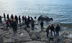 Van Gölü'ne uçan otomobildeki 1 kişi yaralandı