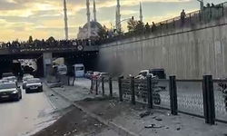 Adana D-400’de Korkutan Kaza: Optimum Alt Geçidinde Kontrolden Çıkan Araç Bariyerlere Çarptı!