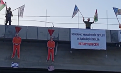 Adana’da Köprüde İsrail Protestosu! Kendilerini Demirlere Astılar
