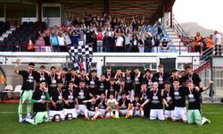 Adana Demirspor Eski Oyuncusu Cem Uskanyiğit Şampiyonluk Kupasını Kaldırdı