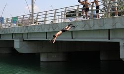 Adana’da Ölümüne Serinlik: Gençler Kanallara Akın Etti