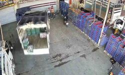 Kontrolden Çıkan Kamyonet İş Yeri Önünde Oturan Kişiye Çarptı