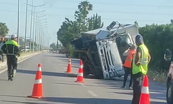 Karataş Caddesi'nde Kamyonet Devrildi