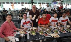 Milli Maç Adana'da Ciğer Eşliğinde İzlendi