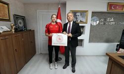 Loğoğlu, Dünya İkincisi İrem Acımış'ı Kutladı