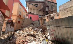 Adana'da 48 Gündür Aynı Manzara! Yıkılan Binanın Enkazı Hâlâ Kaldırılmadı