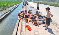 43 Dereceyi Gören Adana'da Çocuklar Çareyi Sulama Kanalında Buldu