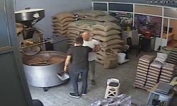 Adana'da Kahve Borcu Kavgası! Toptancı İş Yerinde Darp Edildi, O Anlar Kamerada