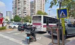 Adana'da Minibüs Dehşeti: Genç Kadın Yaşamını Yitirdi