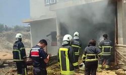 Kozan'da Evin Alt Katındaki Samanlar Alevlere Teslim Oldu