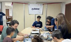 ÇÜ'lü Gençlerden Örnek Hareket! Hastanedeki Çocuklara Robotik Sürprizi