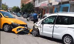 Yüreğir'de İki Araç Kafa Kafaya Çarpıştı
