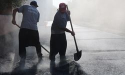 Adana'nın Kavurucu Sıcağında İşçilerin Zorlu Asfalt Mesaisi Sürüyor