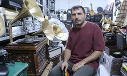 Adana’da “Tarihin Sesini” Yaşatıyor! Asırlık Gramofonları Tek Tek Hayata Döndürüyor