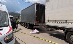 Pozantı’da Feci Kaza! Tırın Lambasını Tamir Ederken İki Araç Arasında Sıkıştı