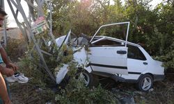 Kozan’da korkutan kaza! Elektrik direği devrildi, sürücü ağır yaralandı